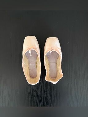Suffolk Signet Pointe Shoes
4 1/2 XXN